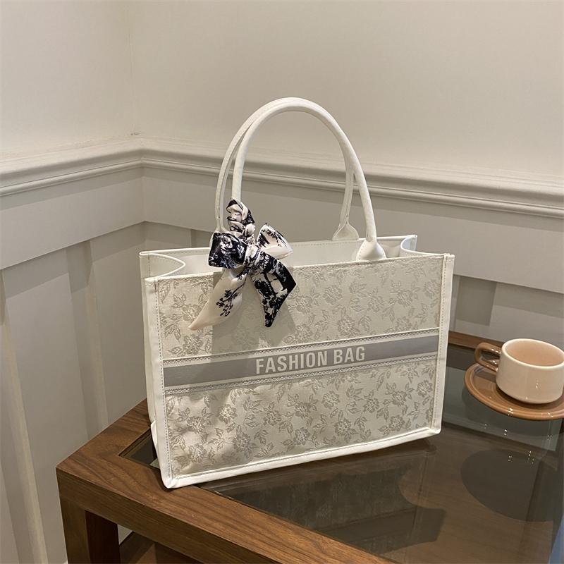 Luxury Bags Supplier - Lüks Zarif Kadın Tote Çantası İşlemeli